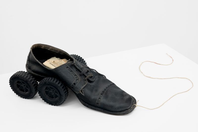 Vlassis Caniaris, L’émigrant, 1972, Courtesy: Nachlass des Künstlers / Kalfayan Galleries, Athen, Thessaloniki / Peter Kilchmann, Zürich, Paris © Vlassis Caniaris, Foto: Hafid Lhachmi